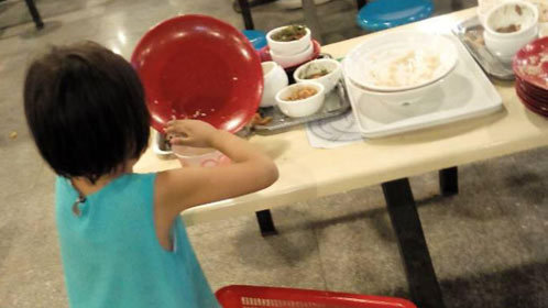 语众不同 6岁女童大学食堂收餐具 替父劳动