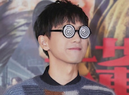 李现戴卡通眼镜调侃自己像大雄