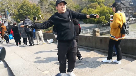 唱罢吹灯 杭州拱宸桥上大叔劲爆霹雳舞，美女流连忘返