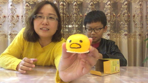 梁小轩和轩妈试吃各种美食 试玩“玩具呕吐超人”