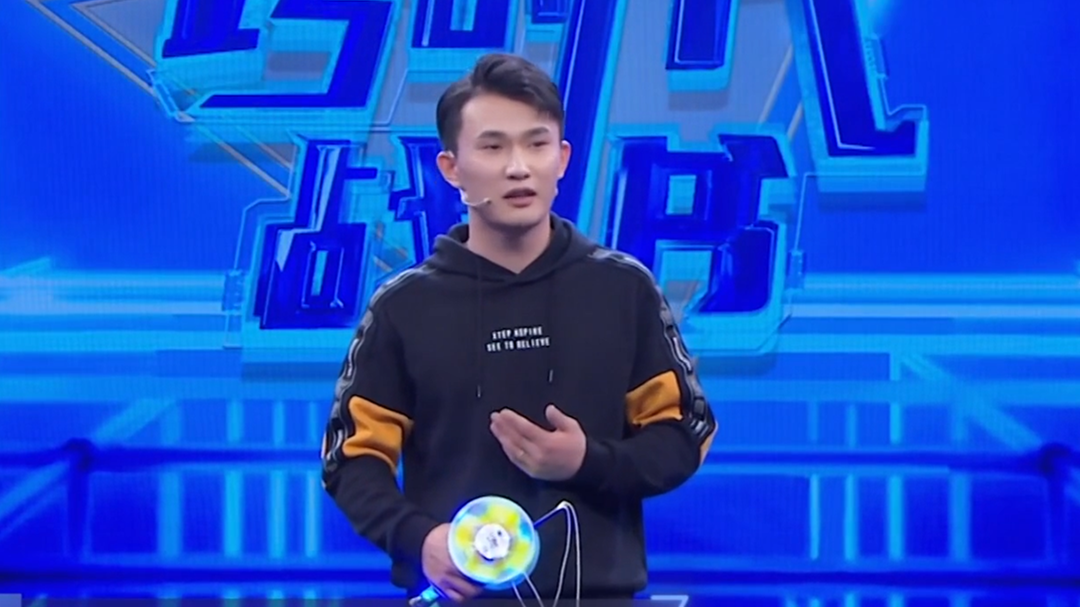 跨时代战书 “玩火大师”现场耍空竹