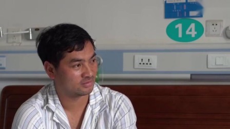 @所有人 辅警三进三出火场救出被困老人，因不适晕倒在地