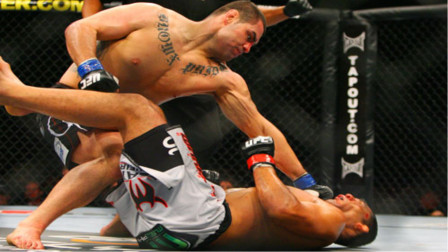 UFC凯恩一秒打出三记超重拳，秒杀牛头人