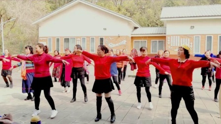 广场舞《桃花朵朵开》阿牛出名曲，等你回来团圆乐开怀