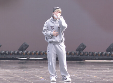 苏醒沉浸演唱深情动听