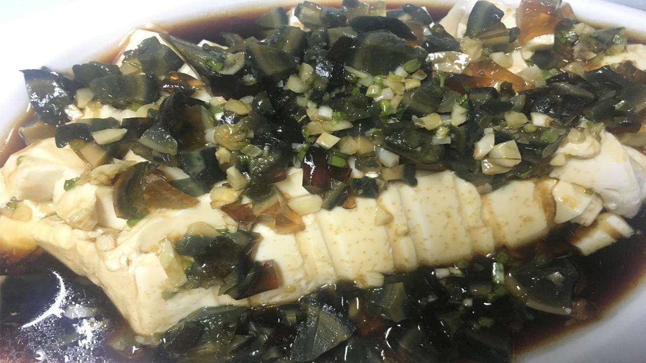 美&middot;食 皮蛋豆腐的家常做法，这样做出来的豆腐滑嫩爽口，清热解暑
