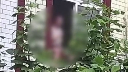 说天下 父亲怒摔儿子手机 网瘾青年“飞”出窗台