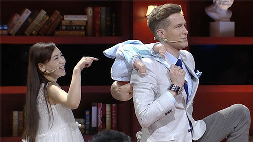 世界青年说 第15期：TK11变身奶爸为宝宝换襁褓,