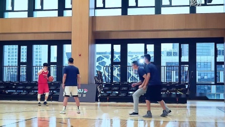 破解队友掩护后防守人选择强延误