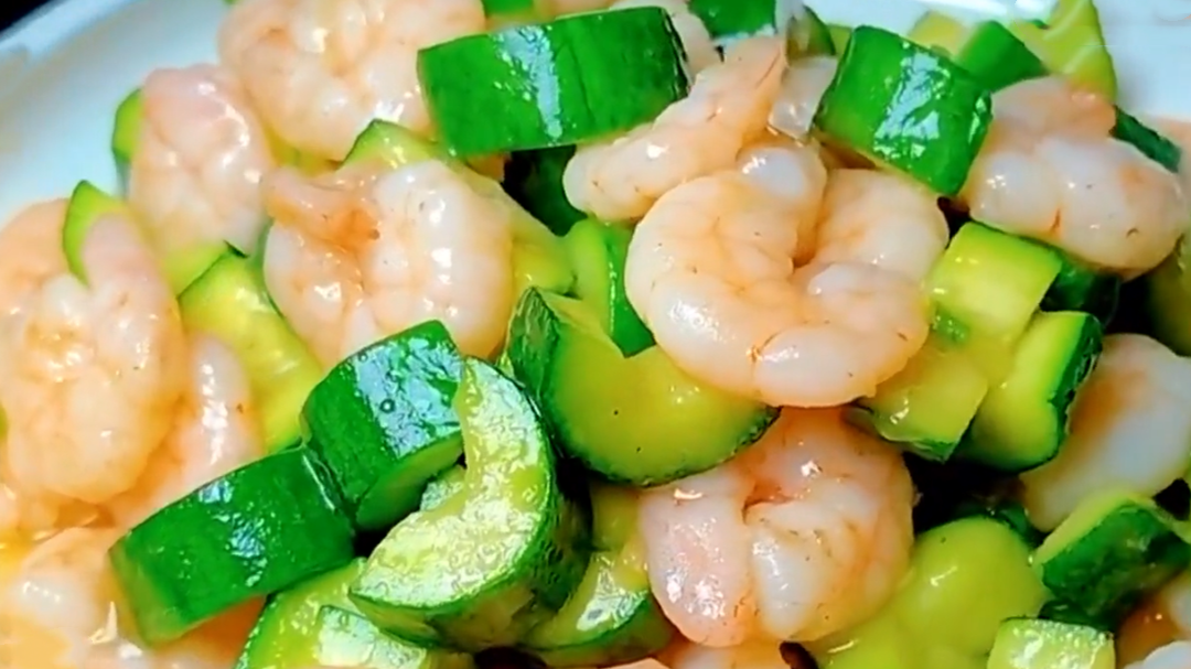 人气美食 夏日清爽吃“瓜” 黄瓜炒虾仁