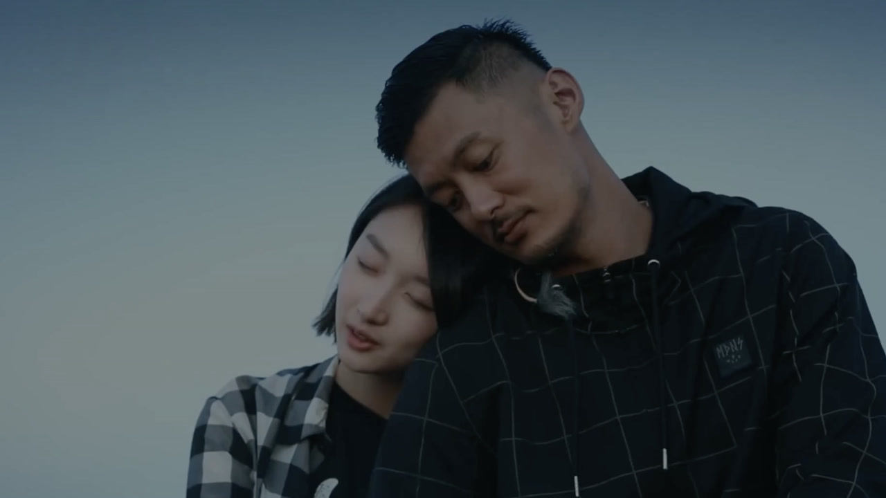 宇宙夫妇→依偎看日出，周冬雨泪崩吻上余文乐