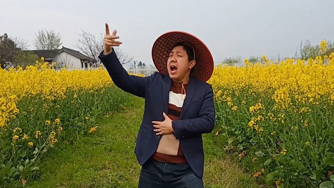 唱罢吹灯 油菜田里农村大哥飙歌《地球陪我流浪》这是要火的节奏