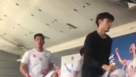 亲如一家！长春师大与吉林大学赛前一起热身