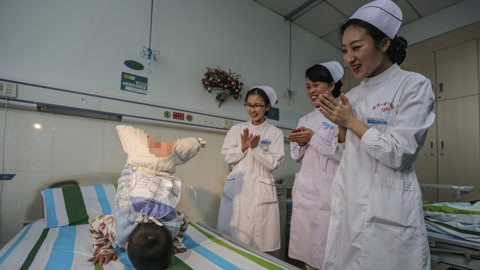 涨健识 史上最心酸小苹果走红，4岁截肢男童笑对病痛