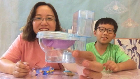 梁小轩和轩妈试吃各种美食 能种花养鱼的马桶巧克力