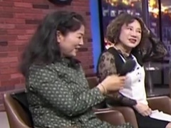 女士献花甜喊小哥哥 众人犀利讨论婚后经济支配