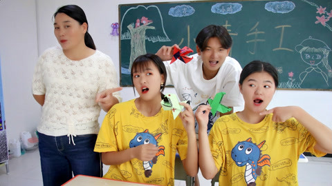 美女家务事 同学们用卡纸做大鲨鱼