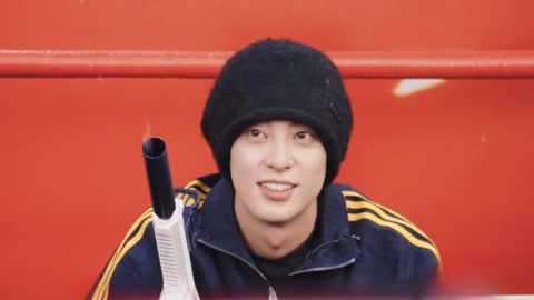 王鹤棣变身双枪战士 惊现零水花