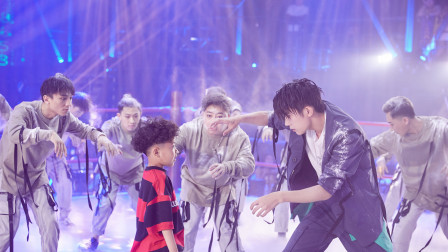 VIP专享 易烊千玺“机器人舞”直拍  被萌娃转动发条唤醒