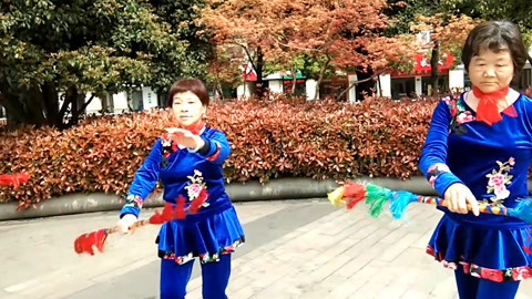 唱罢吹灯 大妈们挥舞花棍跳广场舞，好看又精彩