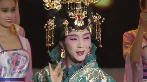 跨国夫妻齐贺新年 李玉刚扮美惊艳开嗓