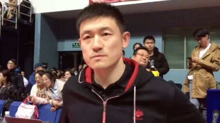 清华不敌北大，陈磊教练组织队员观看北大领奖激励队员