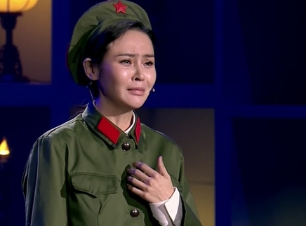 于明加化身战地女护士致敬母爱