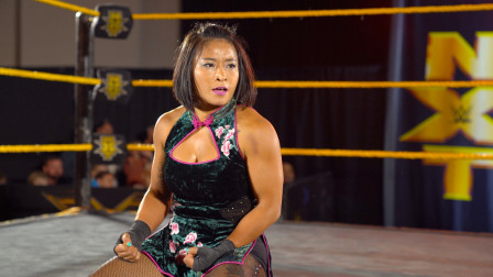 WWE在中国 李霞NXT现场秀面对普拉佐 见招拆招 机智获胜