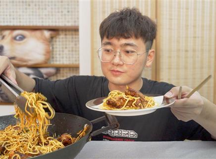盗月社食遇记 2020 一口面两口肉，面比排骨还值钱