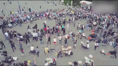 屏行星乐汇 莫斯科街头演绎《numb》 ；怎一个震撼了得