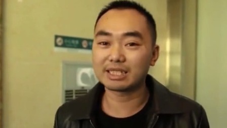 第一时间 车辆意外坠河 群众冒严寒跳水成功救人