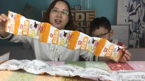 梁小轩和轩妈试吃各种美食 试吃“盼盼玉米甜甜圈”