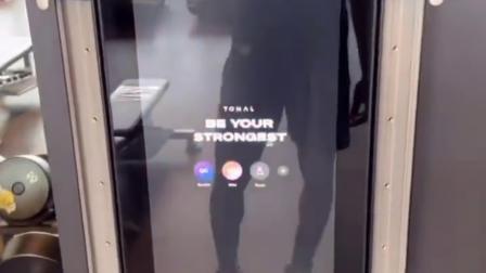 NBA热辣资讯 詹姆斯晒健身房训练自拍后享用披萨！球迷：希望老詹早日康复！