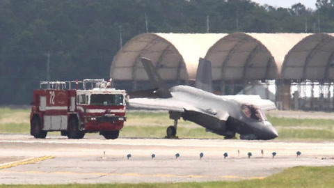 环球火力点 F35突发罕见事故跪倒在机场 还被路人拍到了尴尬一幕