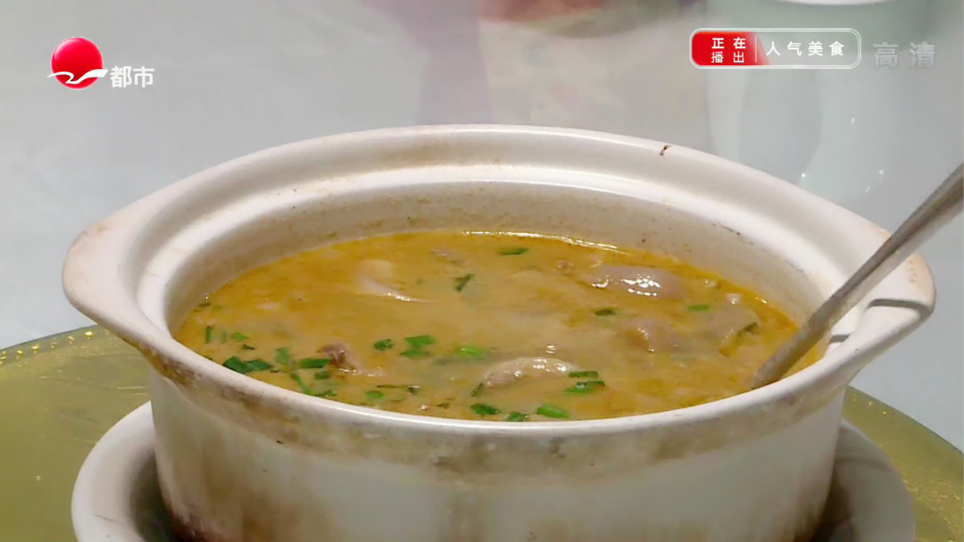 镇宁路自制砂锅年味足 油面筋塞肉成爆款