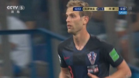 【犯规】一挑三！斯特里尼奇禁区内拉人被吹犯规