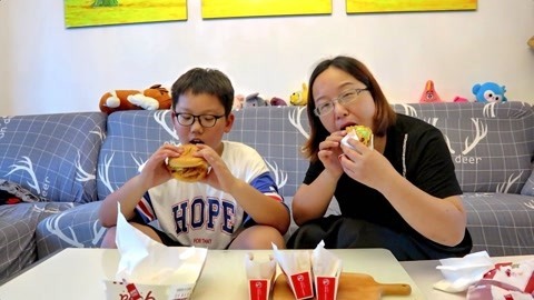 梁小轩和轩妈试吃各种美食 肯德基塔克青年和汉堡