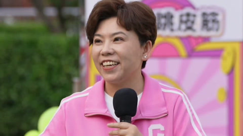 探校园班级联赛悟体育魅力 邓亚萍教授打乒乓球技巧