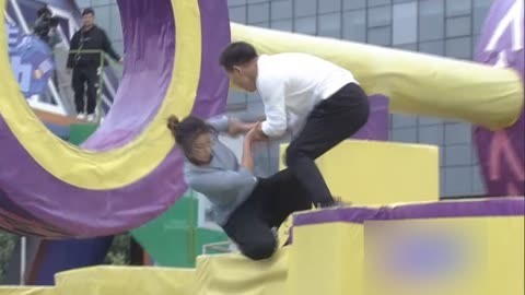 男生女生向前冲第15季 半决赛选手争夺激烈 女生失误把搭档拉下水