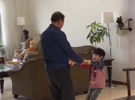 超人妈妈带娃记 顶顶教姥爷跳爆笑版小苹果