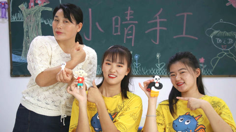 美女家务事 手工用粘土做卡通人物