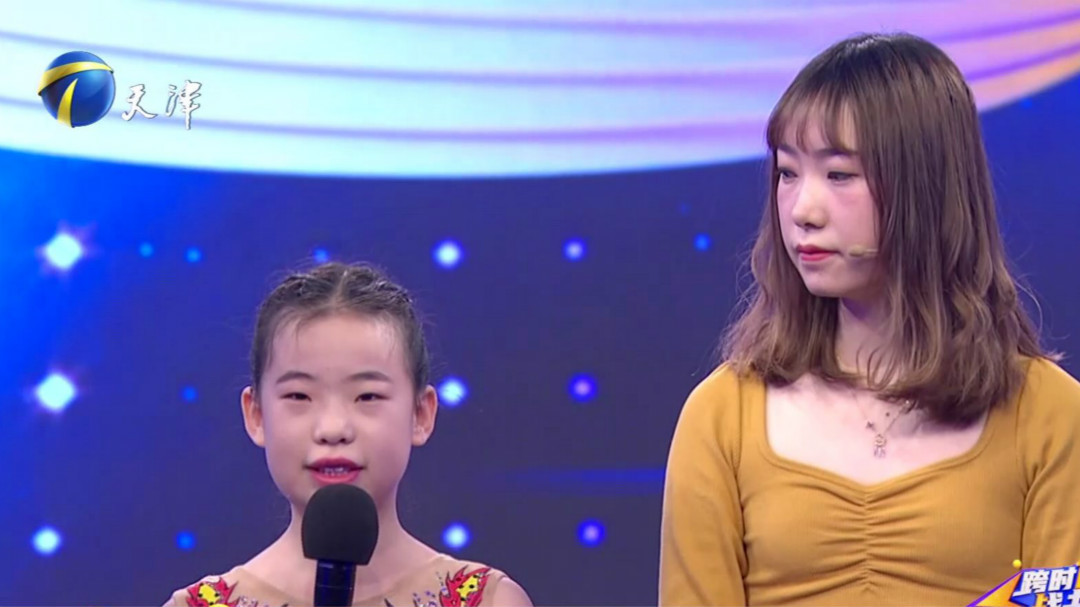 柔术小美女现场“钻行李箱”