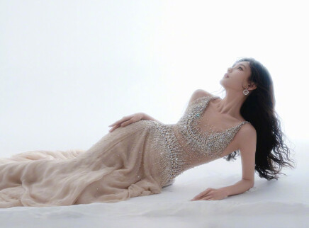 李一桐分享时尚大片