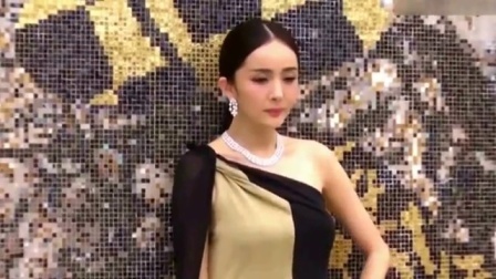 娱闻第一速递 2017 9月 杨幂手捧热狗烤串凹造型 愣是一口没吃 170923