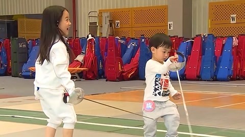 生而闪亮 小尼坤挑战天才击剑选手