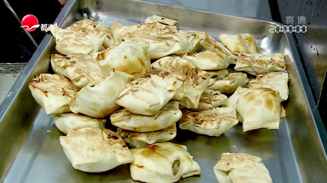百色路红柳枝羊肉串 炭炉烤包子排队买