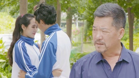 内涵神评论 新搬来一对情侣后，男子身体吃不消！