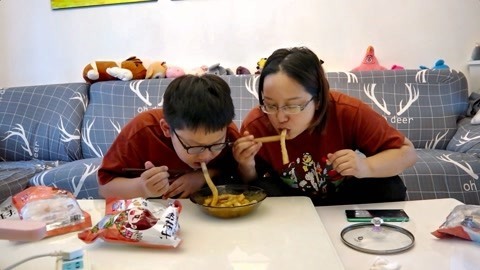 梁小轩和轩妈试吃各种美食 东北特产粉耗子