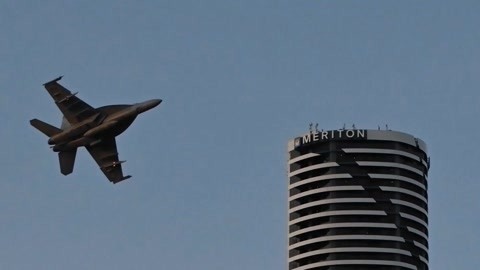 环球火力点 澳F18低空飞越市区上空