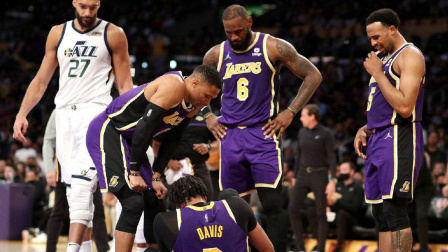 NBA热辣资讯 浓眉右脚踝严重扭伤被搀扶离场！这赛季的湖人命运多舛呀！